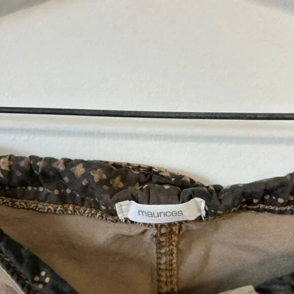 Maurice’s‎  Khaki Shorts - Picture 3 of 4